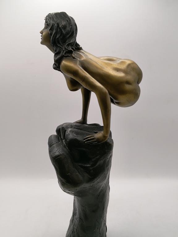 Rzeźba z brązu "siła kobiecości" - Deposee Paris, Francja