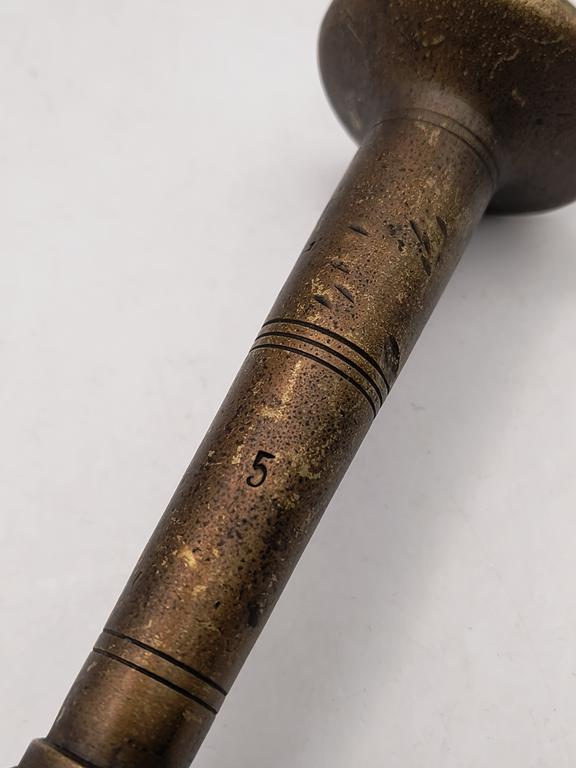 Tłuczek mosiężny do moździerza