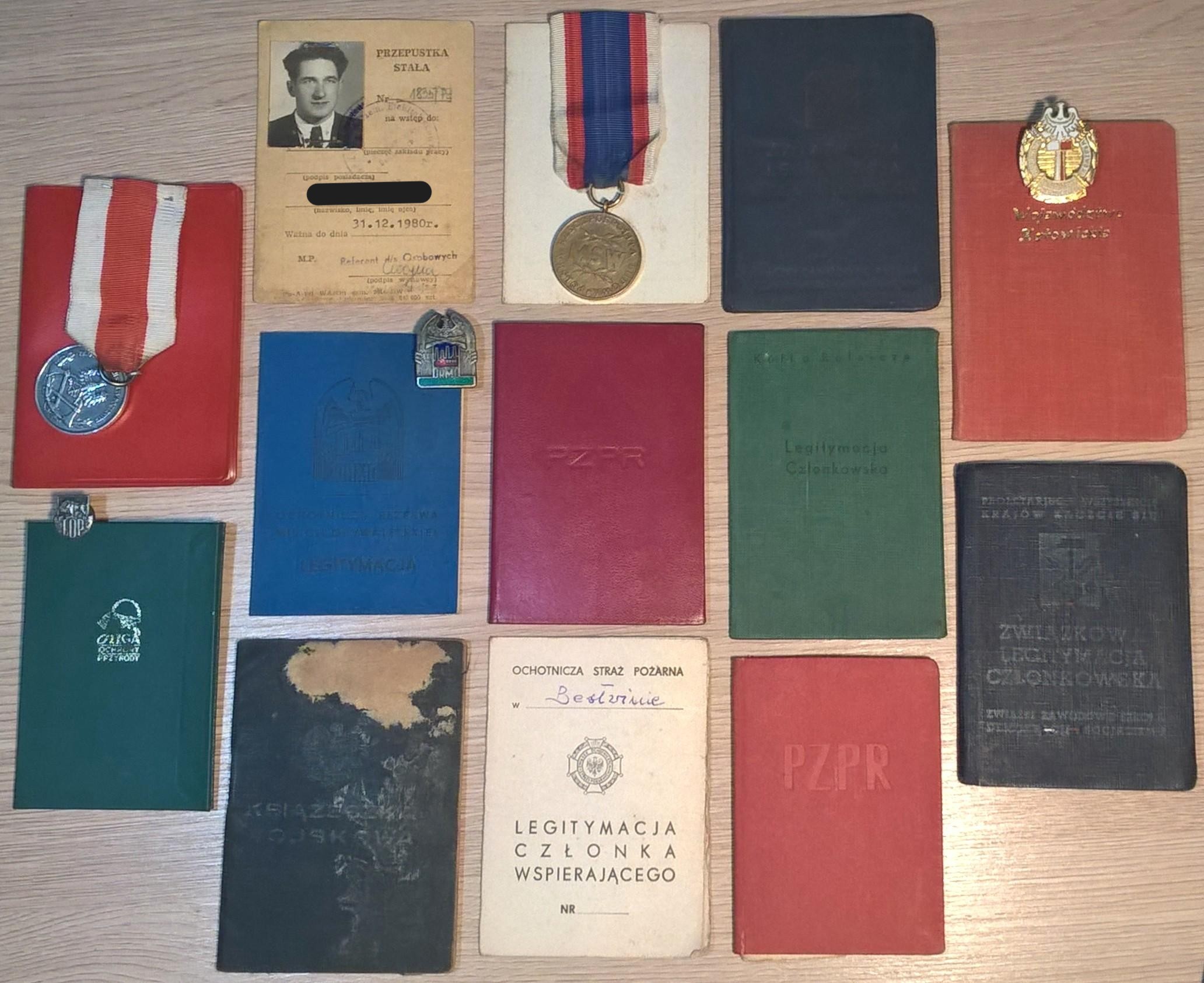 Zestaw dokumentów i medali po jednej osobie z lat: 1949-1995