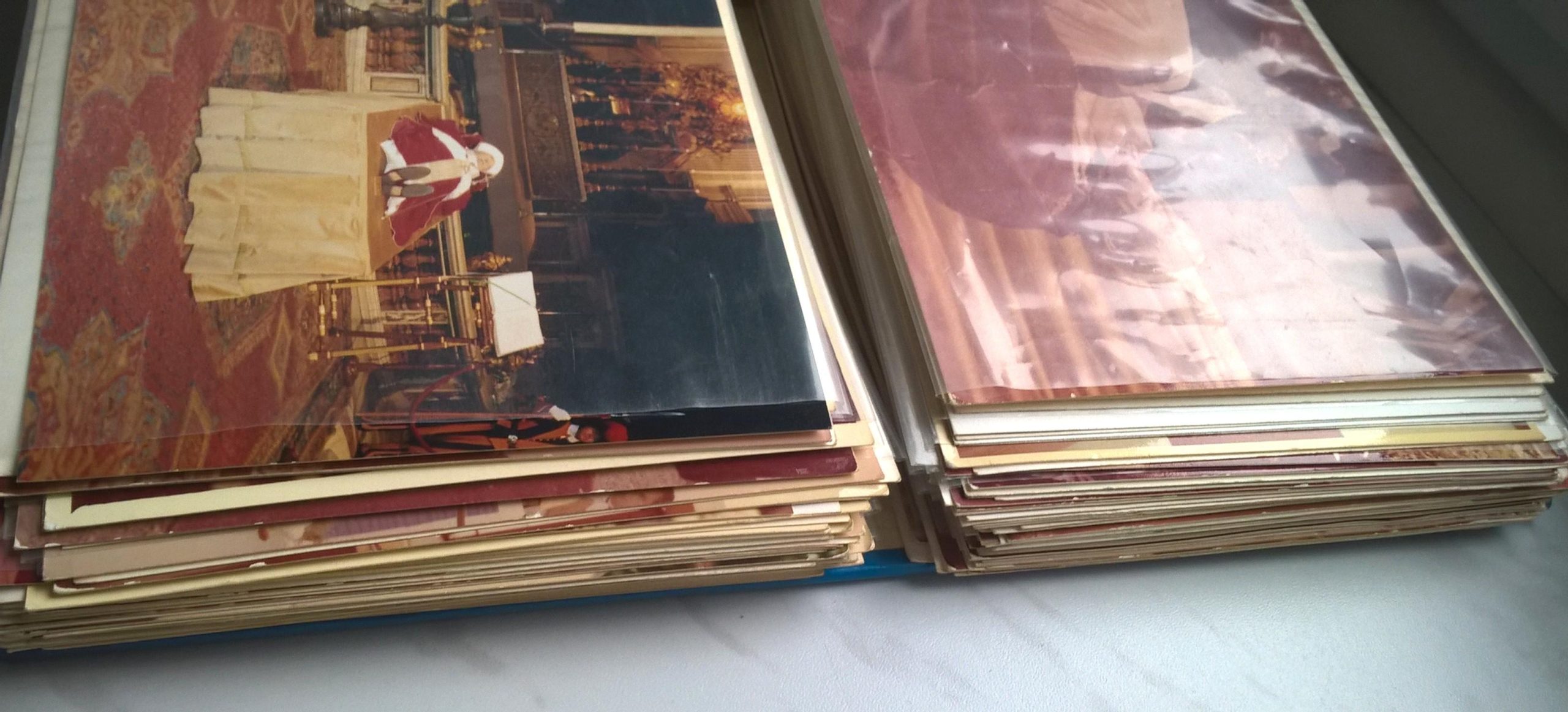 Album ze zdjęciami Papieża Jana Pawła II z pierwszej pielgrzymki do Polski w 1979 roku - podpis Biskupa Rakoczego