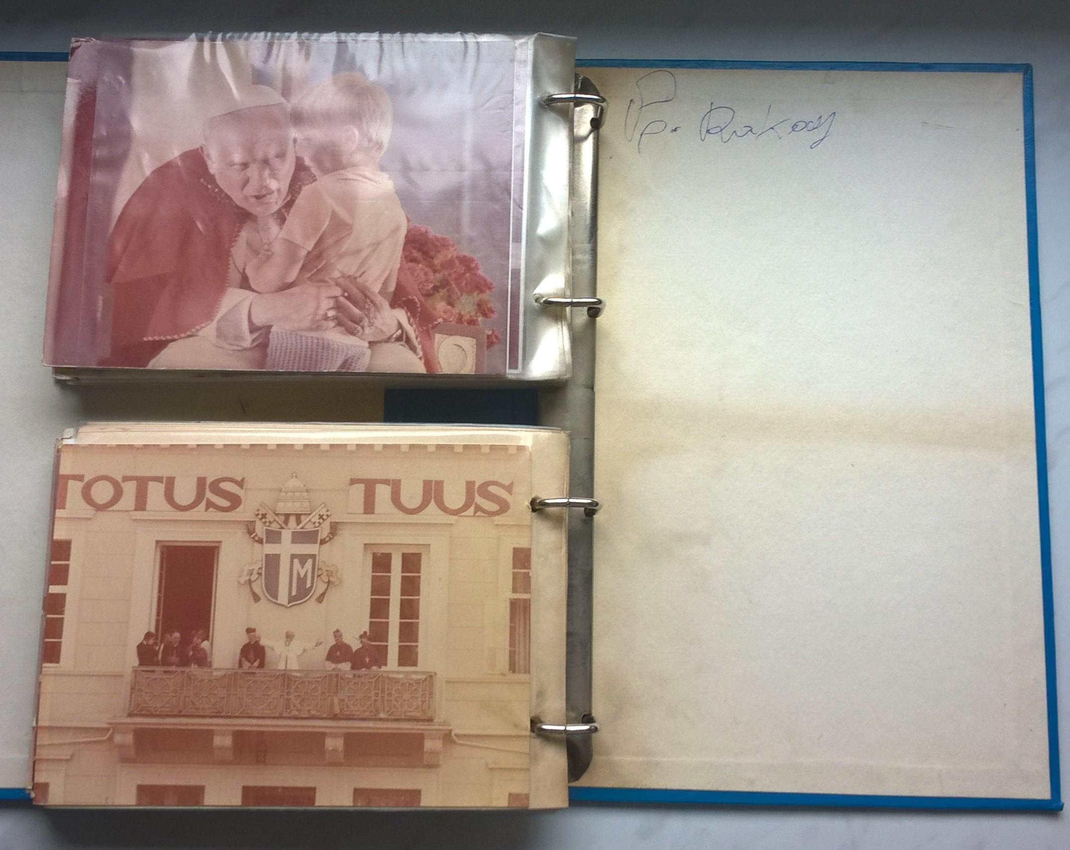 Album ze zdjęciami Papieża Jana Pawła II z pierwszej pielgrzymki do Polski w 1979 roku - podpis Biskupa Rakoczego