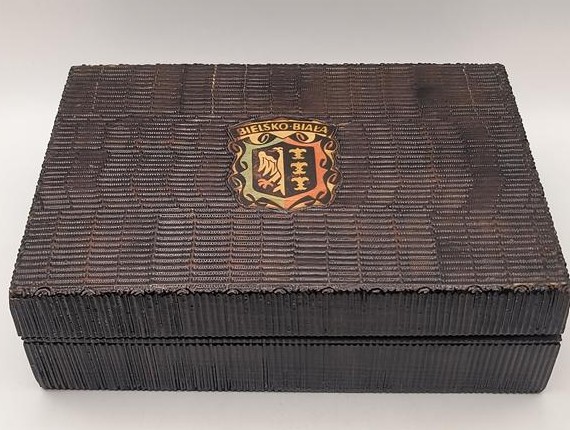 Drewniana szkatułka z herbem Bielska-Białej