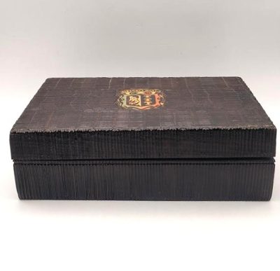 Drewniana szkatułka z herbem Bielska-Białej