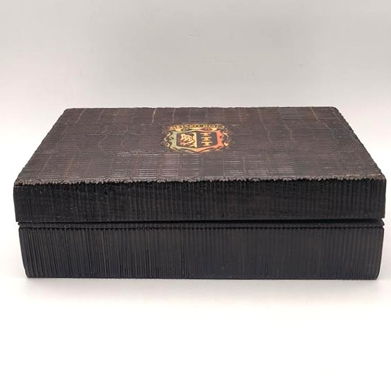 Drewniana szkatułka z herbem Bielska-Białej