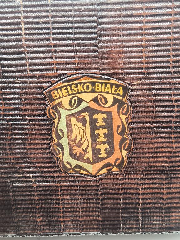 Drewniana szkatułka z herbem Bielska-Białej