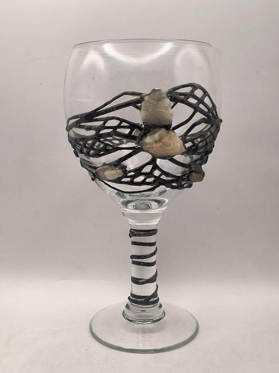 Duży kieliszek szklany zdobiony kamieniami