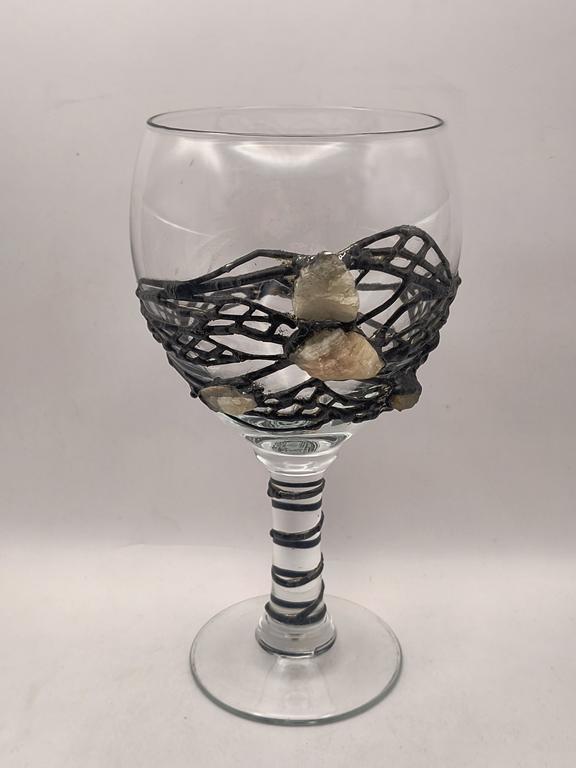 Duży kieliszek szklany zdobiony kamieniami