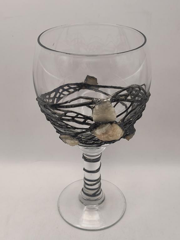 Duży kieliszek szklany zdobiony kamieniami
