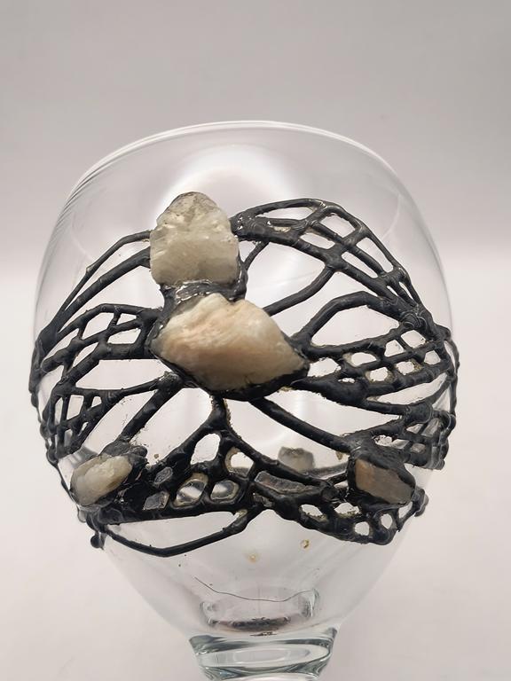 Duży kieliszek szklany zdobiony kamieniami