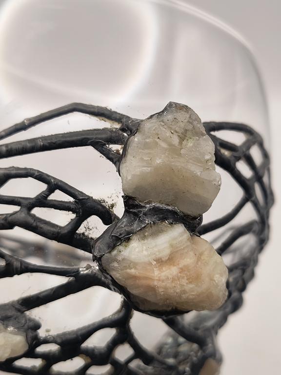 Duży kieliszek szklany zdobiony kamieniami