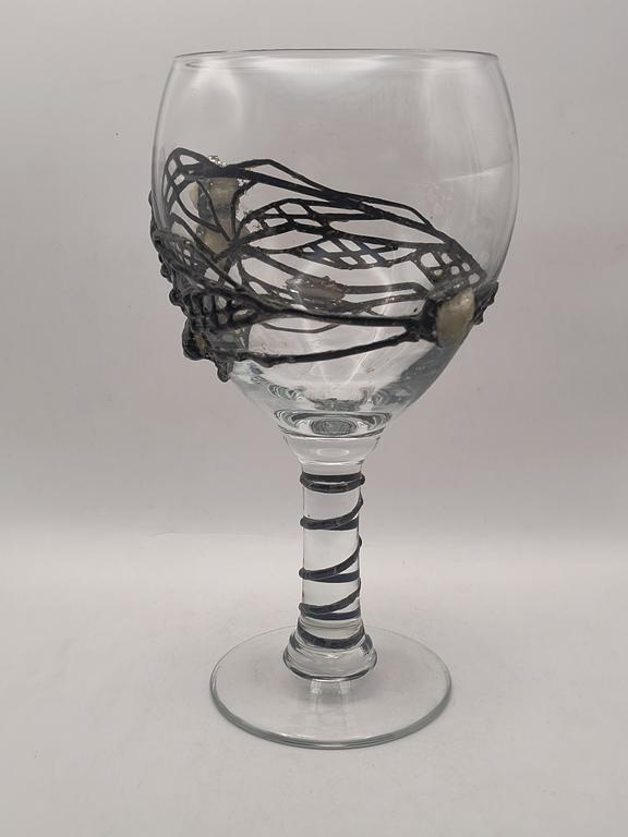 Duży kieliszek szklany zdobiony kamieniami