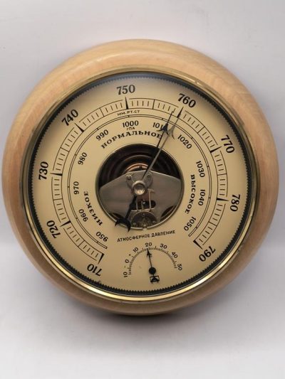 Stary barometr drewniany
