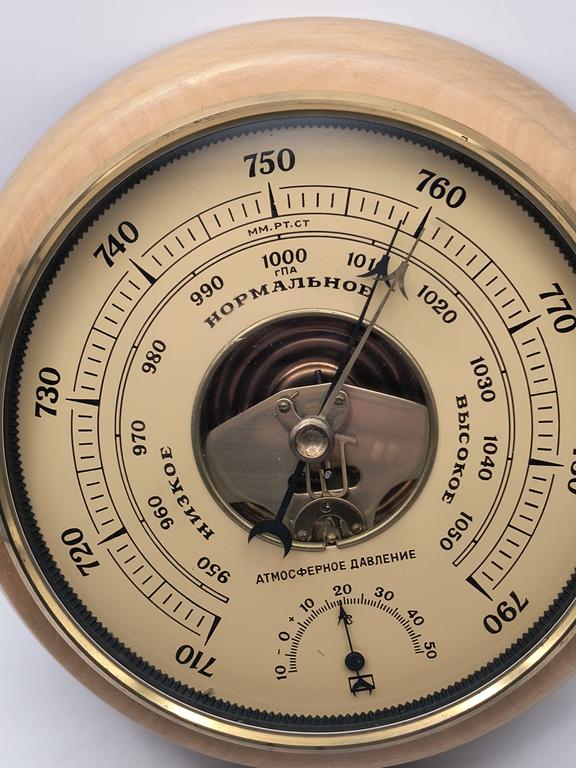 Stary barometr drewniany
