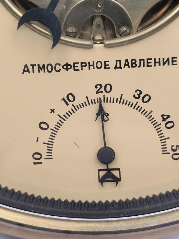 Stary barometr drewniany