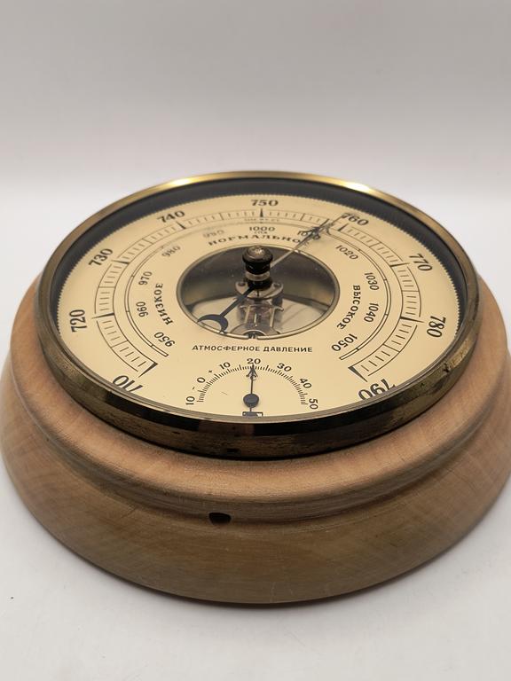 Stary barometr drewniany
