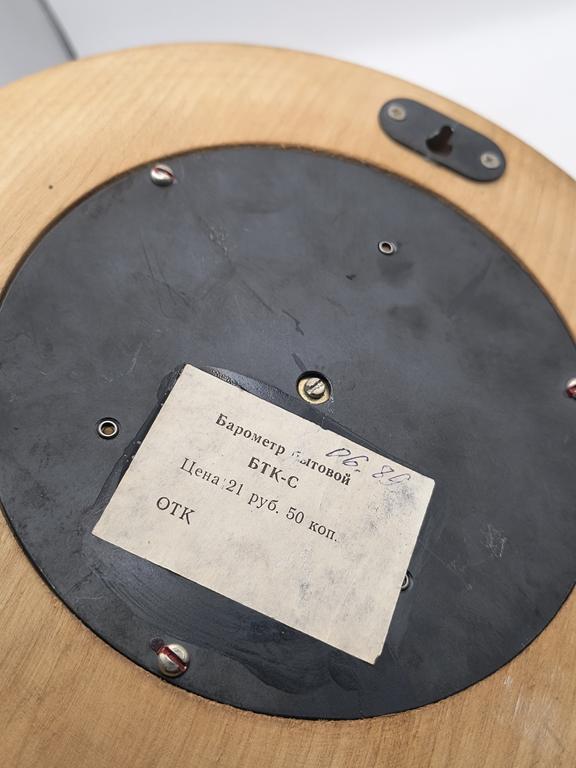 Stary barometr drewniany