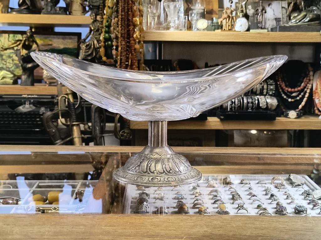 Szklana patera na nóżce