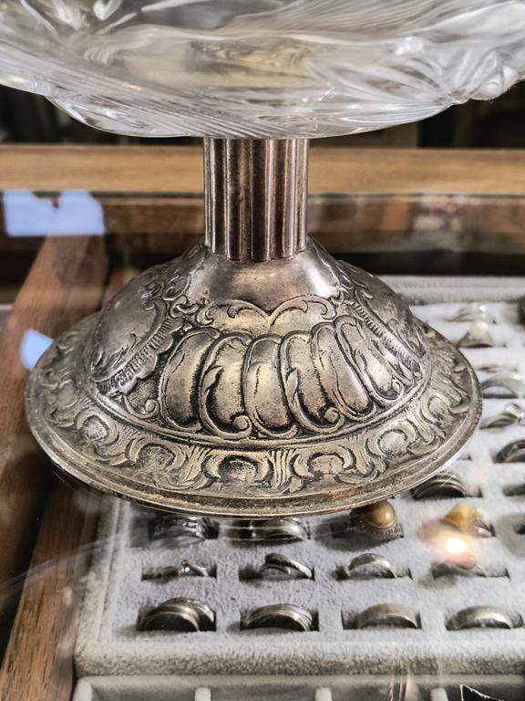 Szklana patera na nóżce