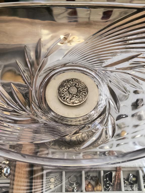 Szklana patera na nóżce