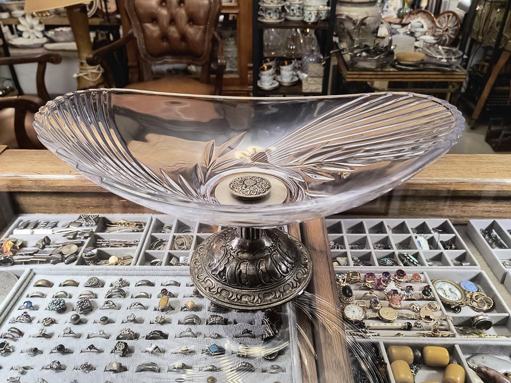 Szklana patera na nóżce