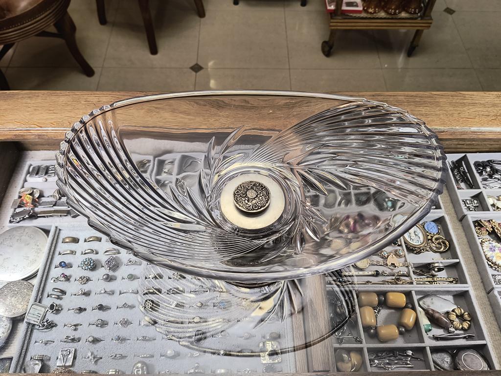 Szklana patera na nóżce