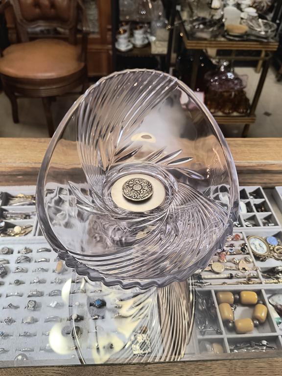 Szklana patera na nóżce