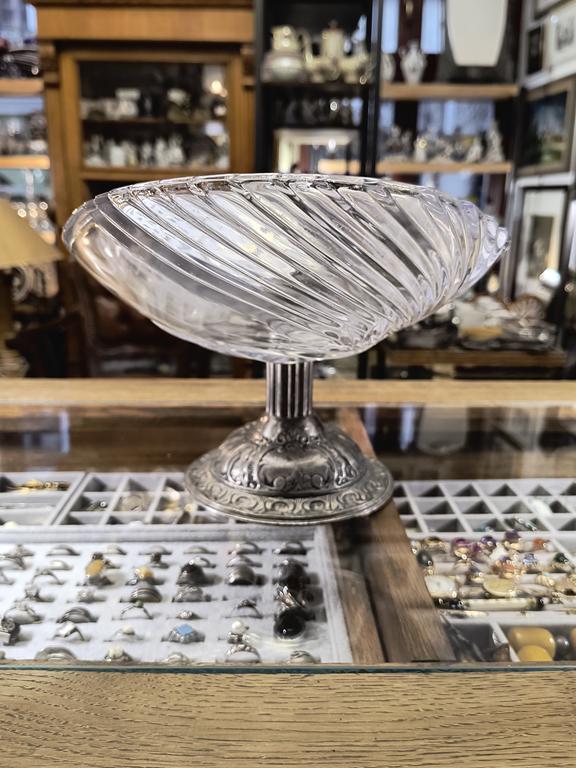 Szklana patera na nóżce