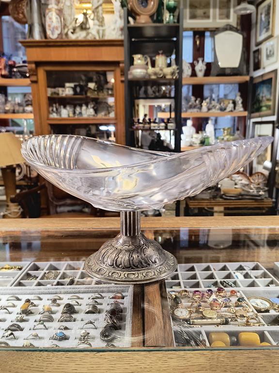 Szklana patera na nóżce