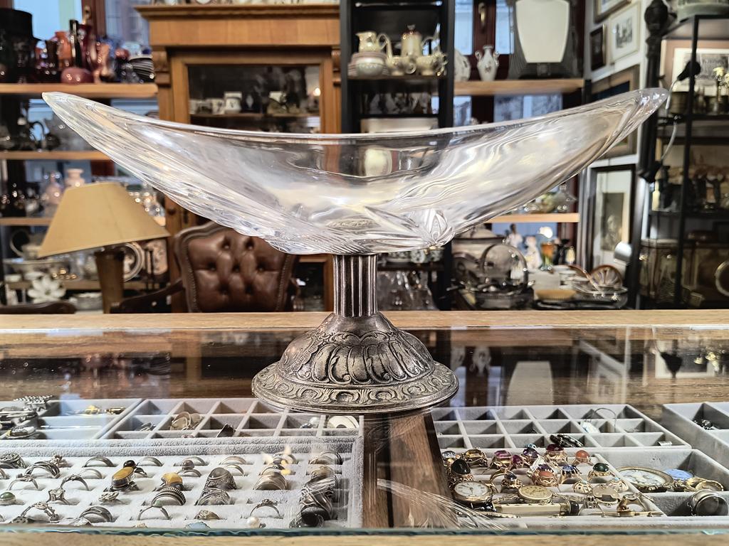 Szklana patera na nóżce