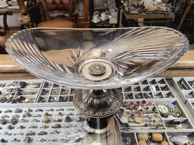 Szklana patera na nóżce