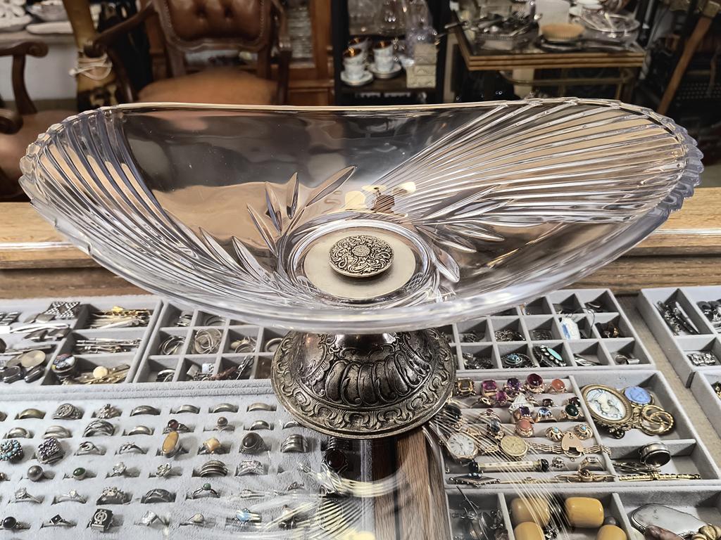 Szklana patera na nóżce