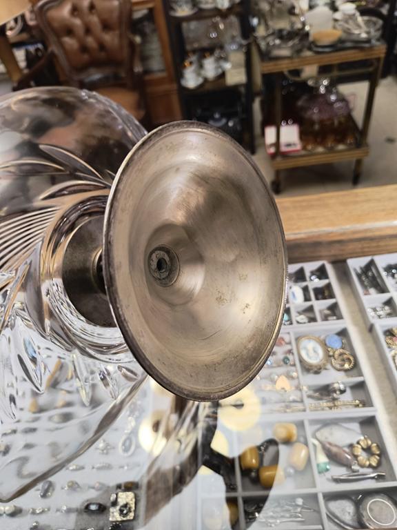 Szklana patera na nóżce