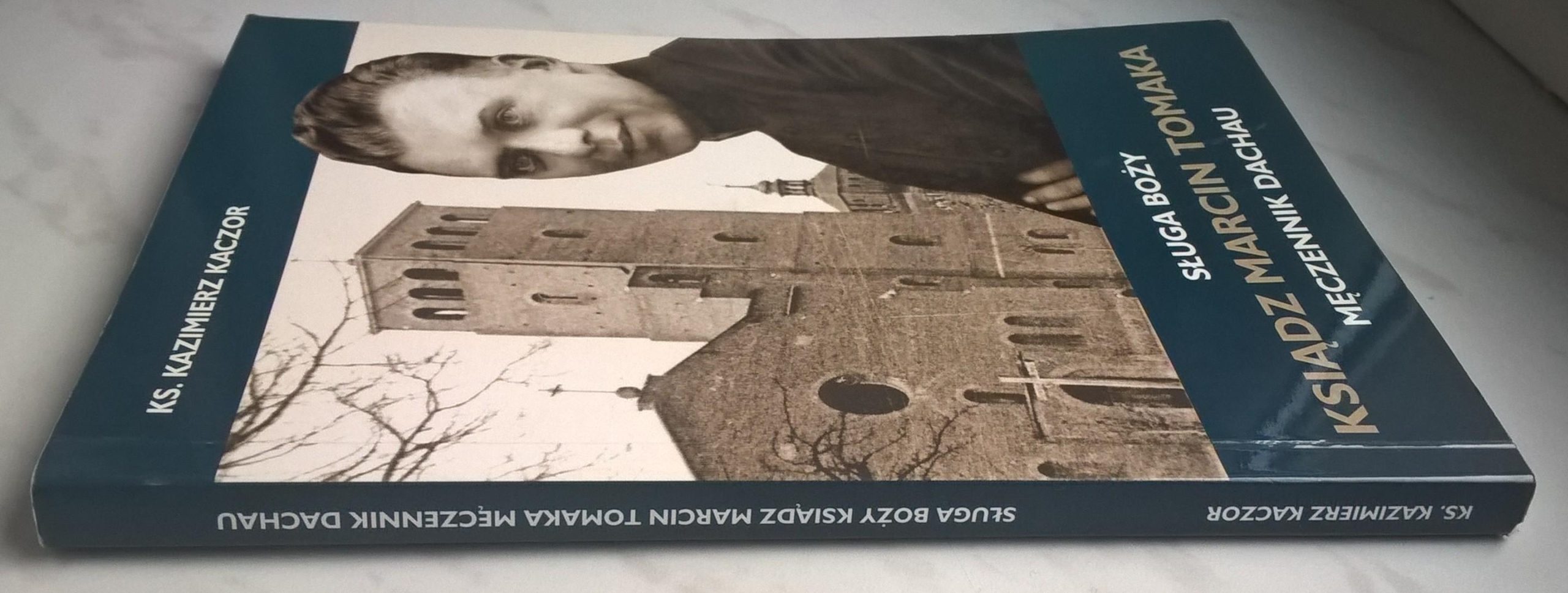 Książka "Sługa Boży Ksiądz Marcin Tomaka - męczennik Dachau" Ks. Kazimierz Kaczor, 2015 r. - z podpisem autora