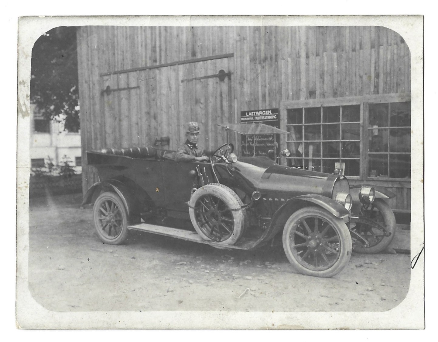 Stare zdjęcie - żołnierz austriacki w samochodzie