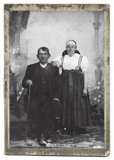 Zdjęcie portretowe małżeństwa - "rodzice Grycza z Łyżbic, właściciele Lipkowic" - strój cieszyński