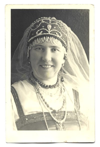 Zdjęcie kobiety w stroju ludowym
