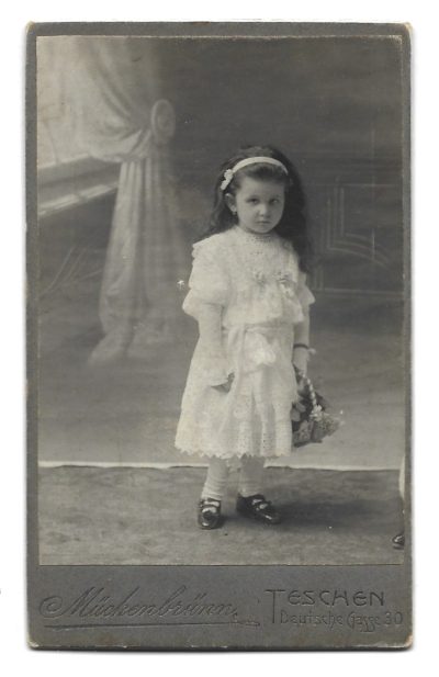 Zdjęcie dziewczynki z koszyczkiem - fot. MÜCKENBRUNN, Teschen (Cieszyn)