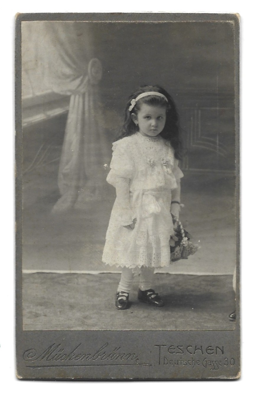 Zdjęcie dziewczynki z koszyczkiem - fot. MÜCKENBRUNN, Teschen (Cieszyn)