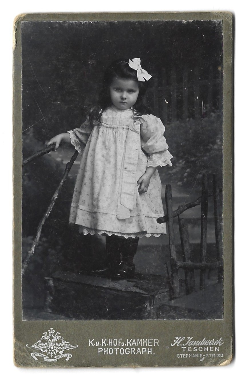 Zdjęcie dziewczynki z kokardą – fot. H. JANDAUREK, Teschen (Cieszyn)