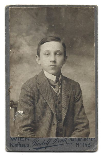 Zdjęcie portretowe chłopca - fot. Rudolf Denk, WIEN (Wiedeń)