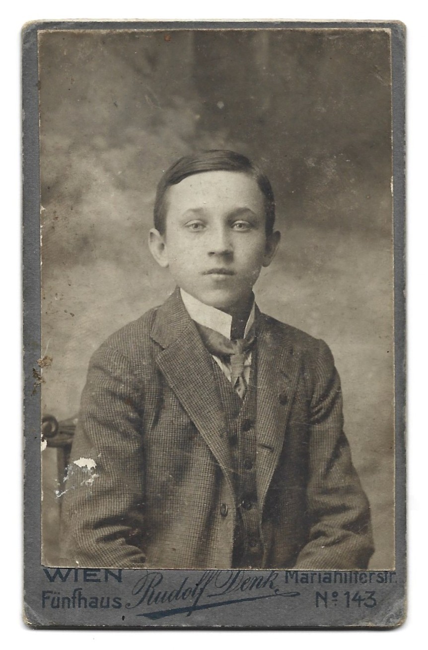 Zdjęcie portretowe chłopca - fot. Rudolf Denk, WIEN (Wiedeń)