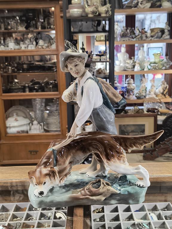 Figurka porcelanowa - chłopiec z psem