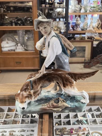 Figurka porcelanowa - chłopiec z psem