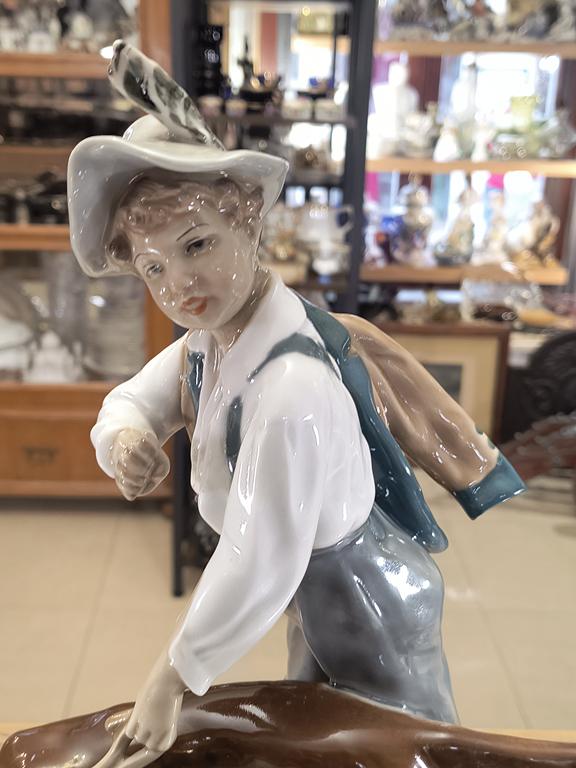 Figurka porcelanowa - chłopiec z psem
