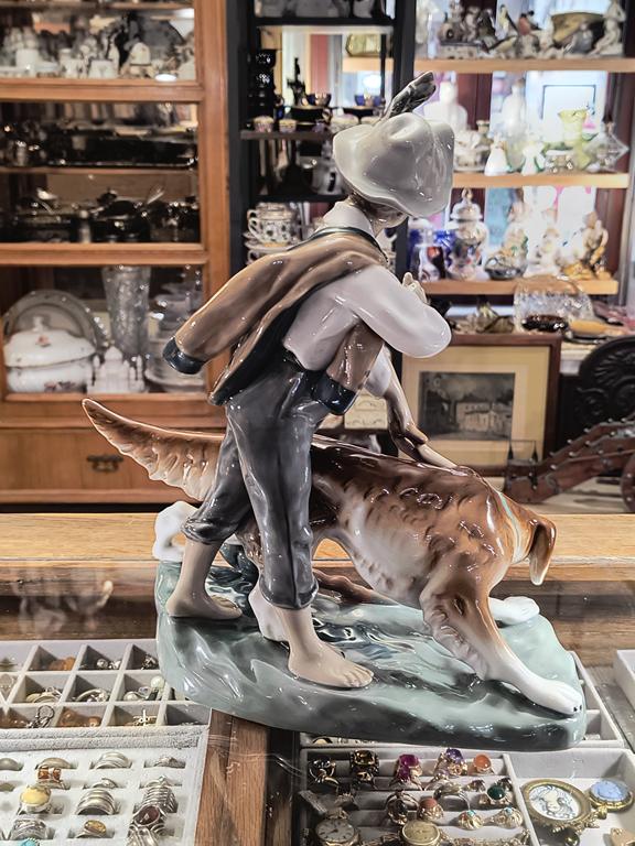Figurka porcelanowa - chłopiec z psem
