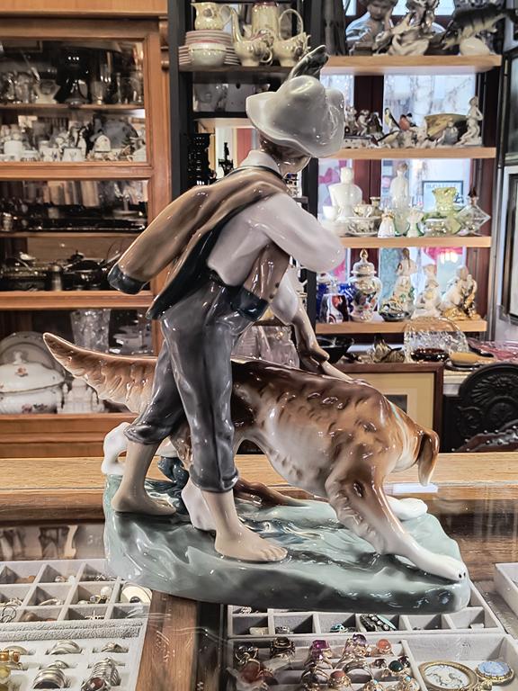 Figurka porcelanowa - chłopiec z psem