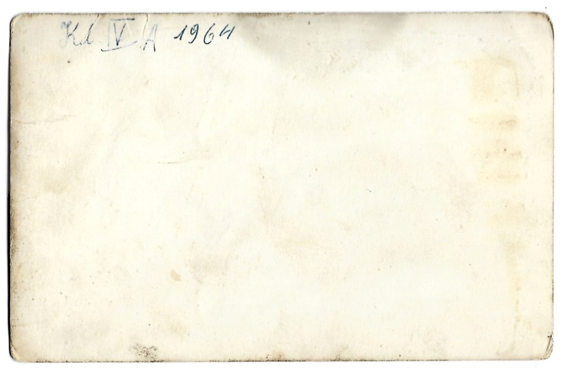 Zdjęcie uczniów przed budynkiem szkoły w Mazańcowicach, 1964 r.