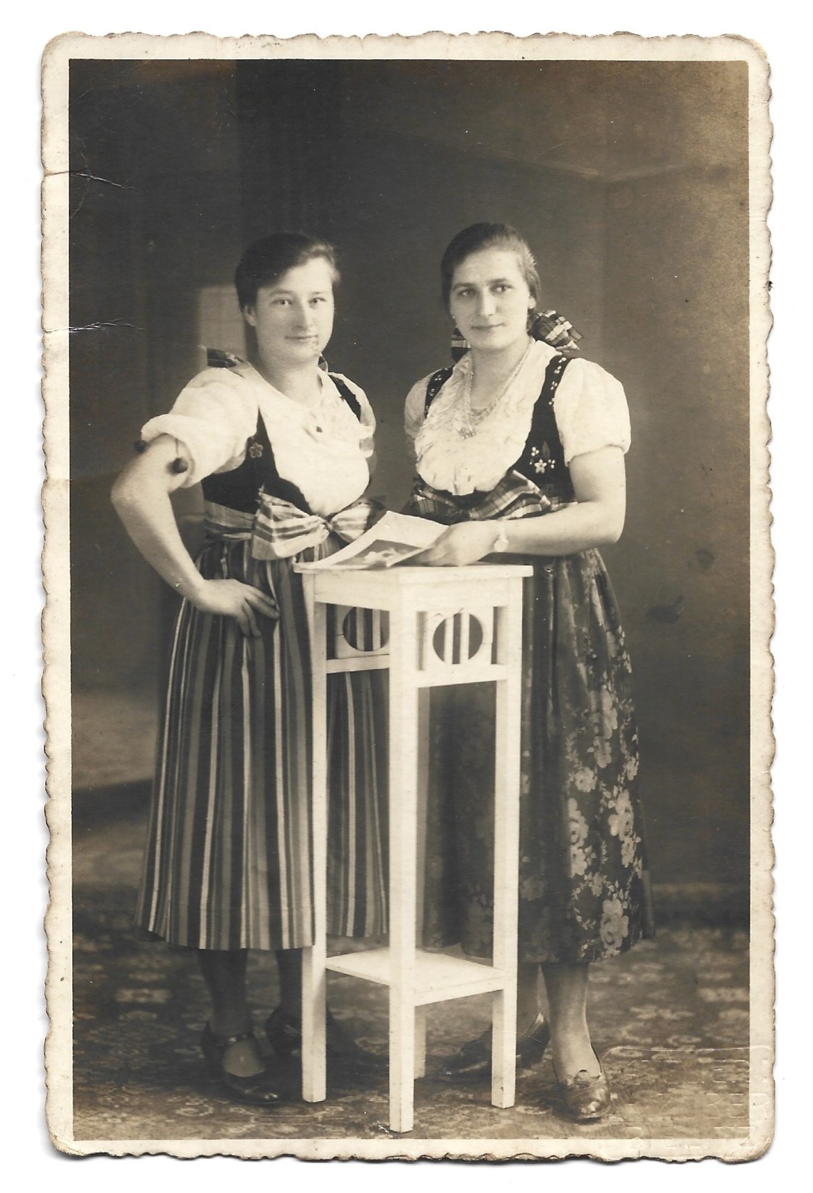 Zdjęcie - kobiety w strojach ludowych, Mazańcowice