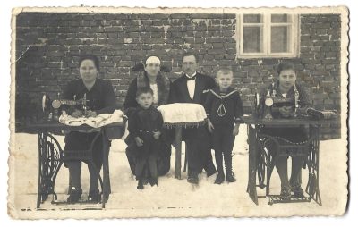 Zdjęcie - rodzina, szycie na maszynie - Mazańcowice