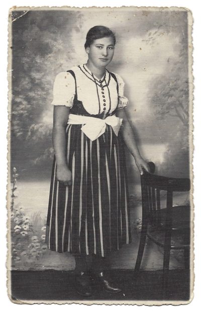 Zdjęcie kobiety w stroju ludowym, Mazańcowice (obok Bielska-Białej)